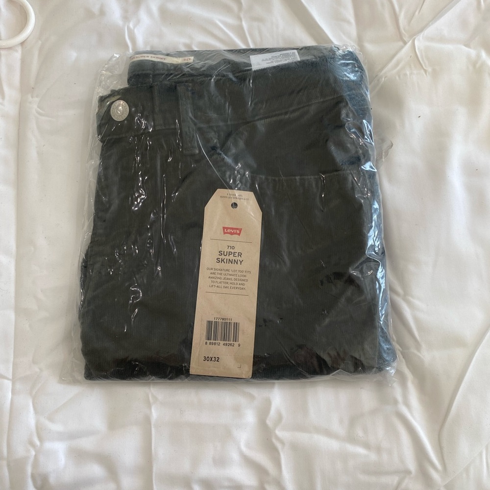 Black Levi’s super skinny jeans size 30x32